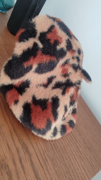 Piękny beret damski w panterkę firmy Monnari