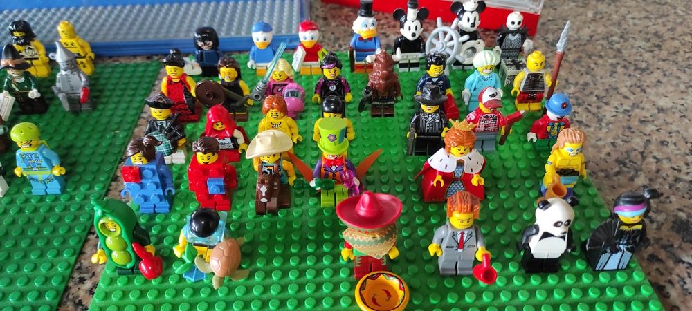 68 Minifiguras lego +  expositores.