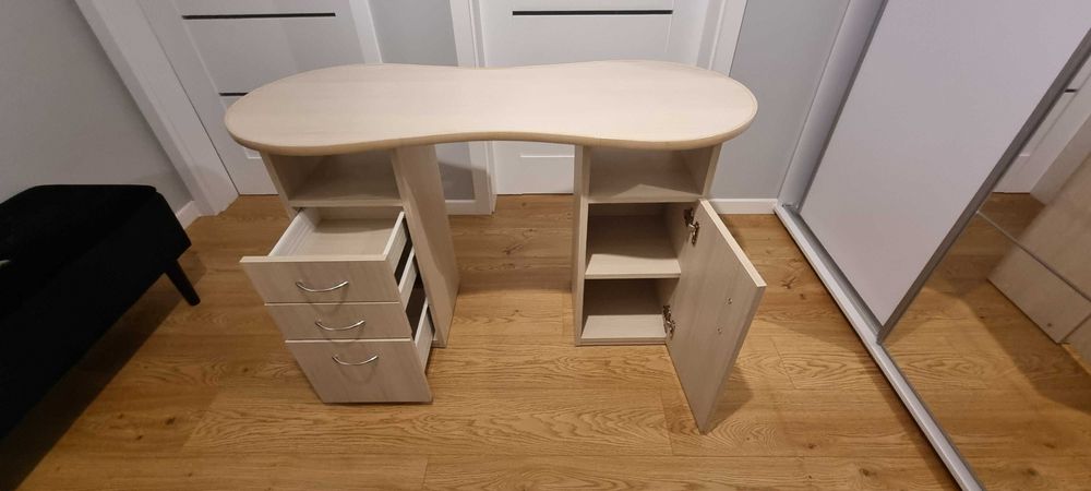 Stolik/biurko kosmetyczne do manicure