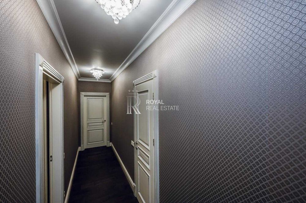 Продаж 3-кімнатної квартири Київ ЖК Космополітен 117 м² 9 поверх преміальний ремонт меблі з масиву дерева паркетна дошка охорона
