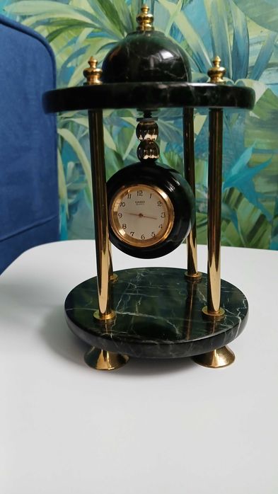 Zegar stołowy/dekoracyjny z zielonego marmuru i złotych elementów