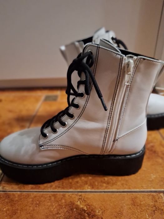 Sprzedam  białe glany.