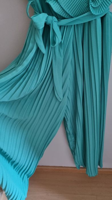 Macacão plissado turquesa com folhos