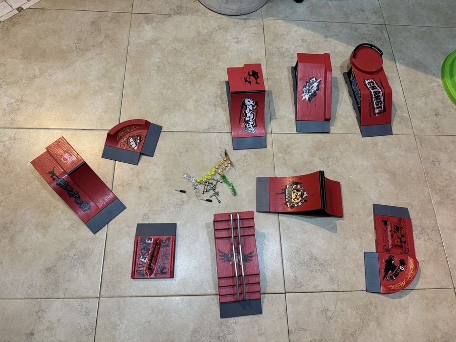 Vários Skatepark para mini skates com acessórios
