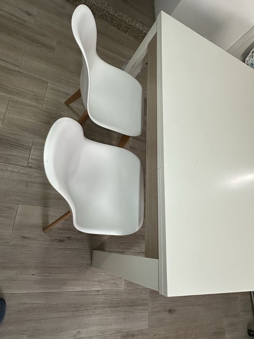 Mesa de jantar extensivel usada com 4 cadeiras