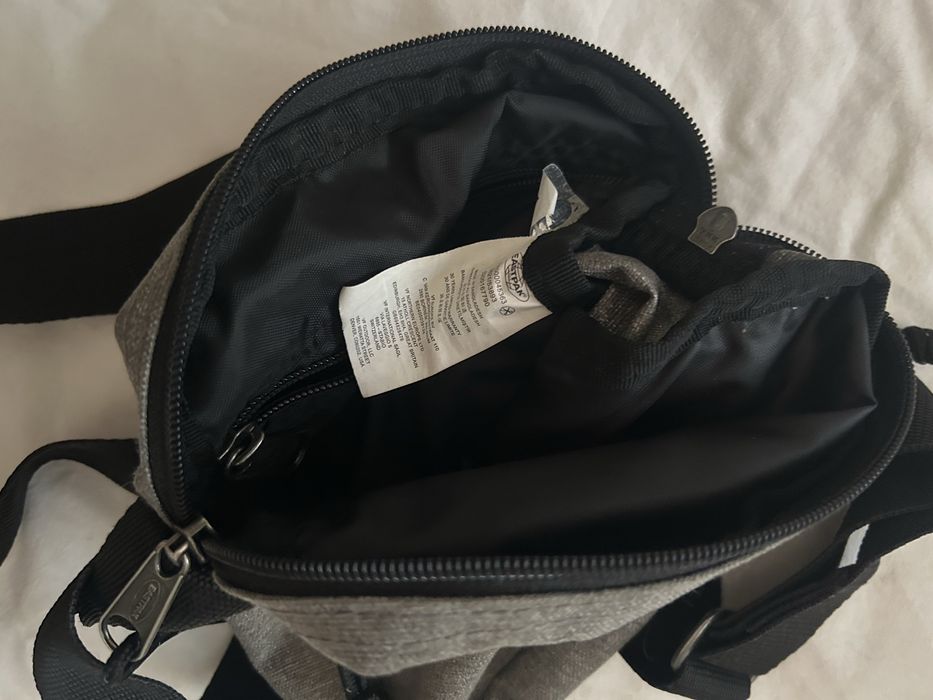 Bolsa EASTPAK cinzenta
