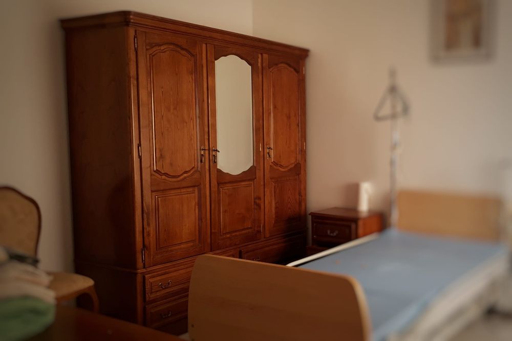 Mobilia de quarto em madeira completo