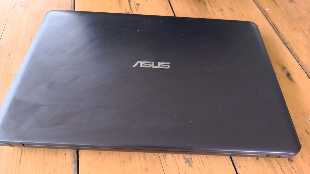 Asus,Дисплей 15.6 1920х1080
Intel pentium 4417u
4 GB Ram 2666 Mhz 
SSD 250 Gb