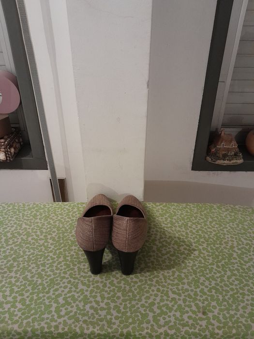 Vendo Sapatos de Senhora HISPANITAS muito bonitos como novos