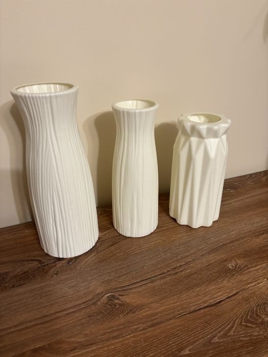 Zestaw trzech wazoników