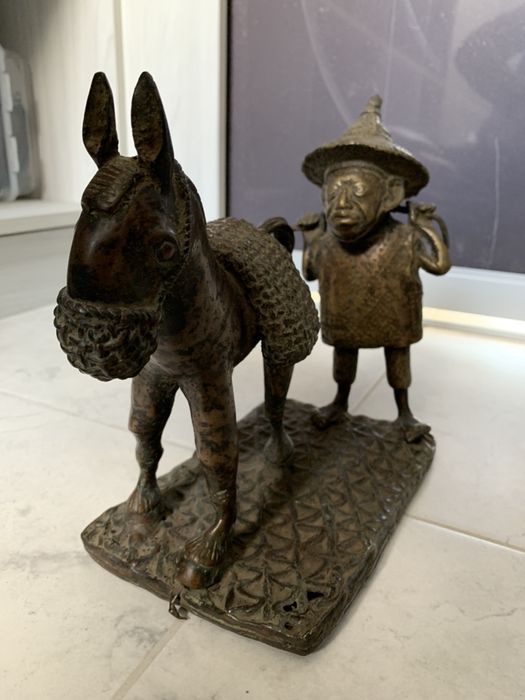 Металическая, старинная статуэтка из африки