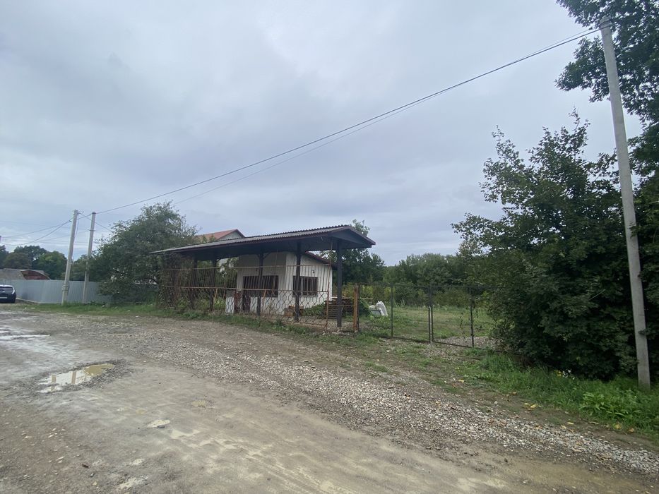 Ділянка комерційного призначення з невеликою будівлею.