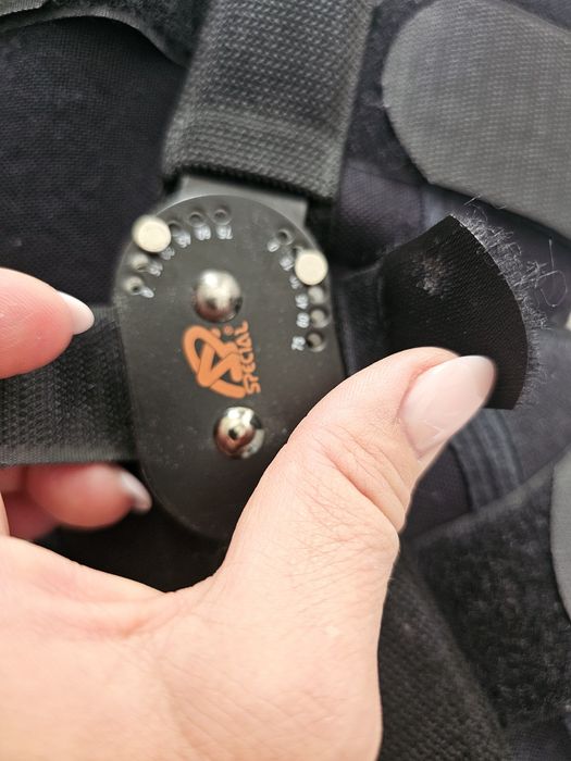 Orteza na kolano Special czarna uniwersalna
