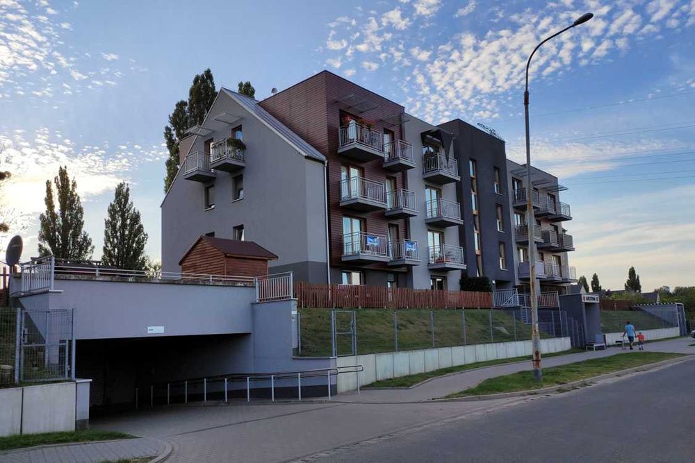 Miejsce postojowe + komórka / schowek / magazyn w monitorowanej hali garażowej - Krzyki - Więcej