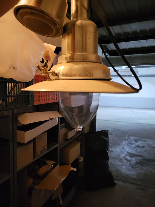 Candeeiro em latão e lâmpada grande