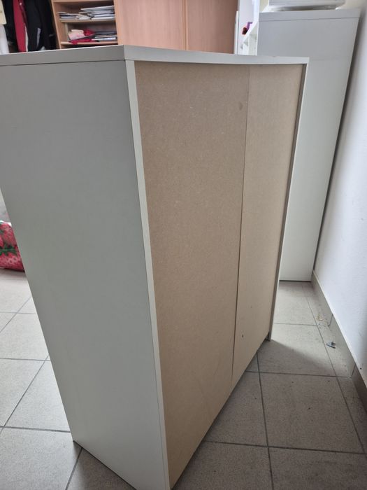 Cómoda lacada a branco