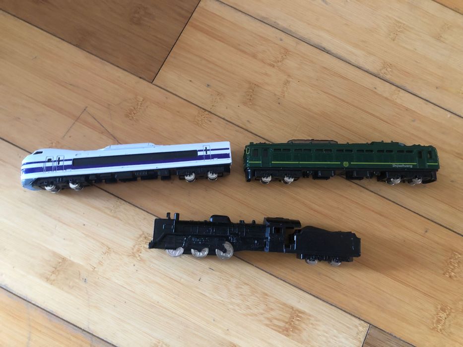 Паровози , ділячи іграшки