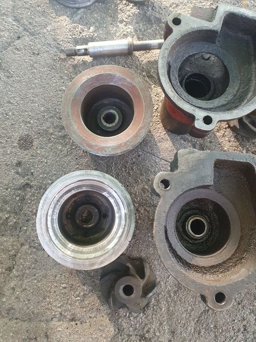 Корпуса і шківи водяного насоса для двигуна д240 д245.