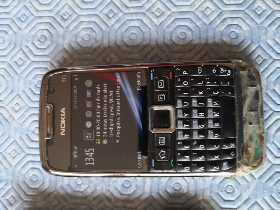 Nokia E71 Cizento a funcionar. Bloqueado Meo. Possui uma peça partida.