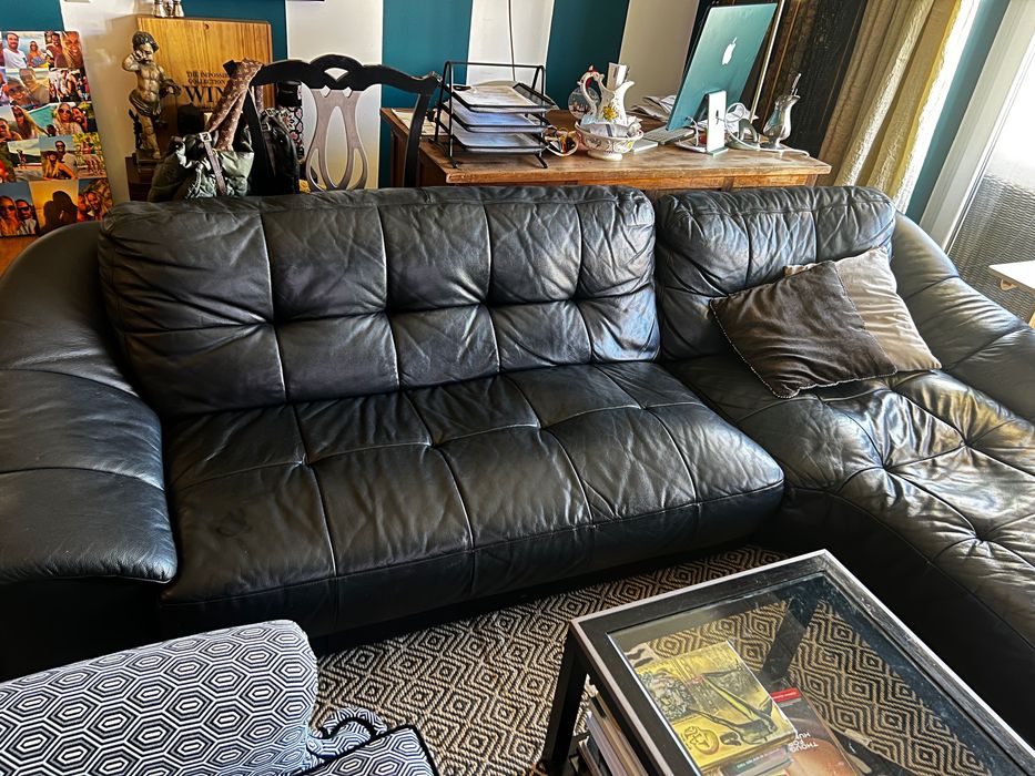 Sofá confortável em pele preto, com chaise long