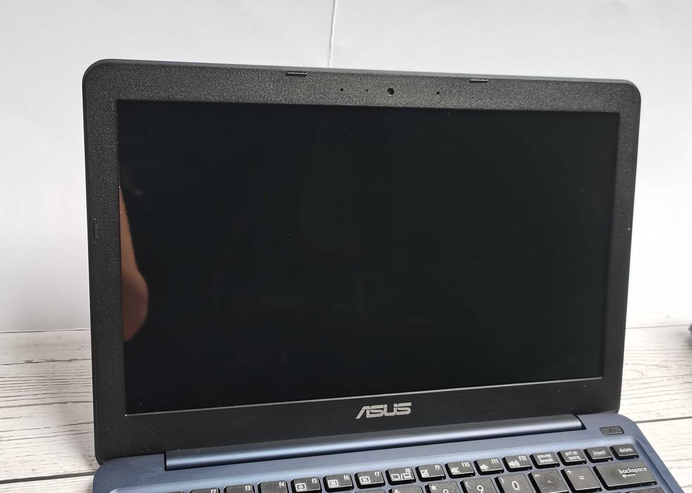 Laptop notebook Asus Vivobook E200HA - 11,6’’, Windows 10 [komplet]