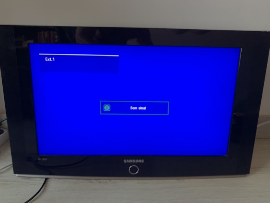 TV Samsung de cerca de 32” (modelo antigo)