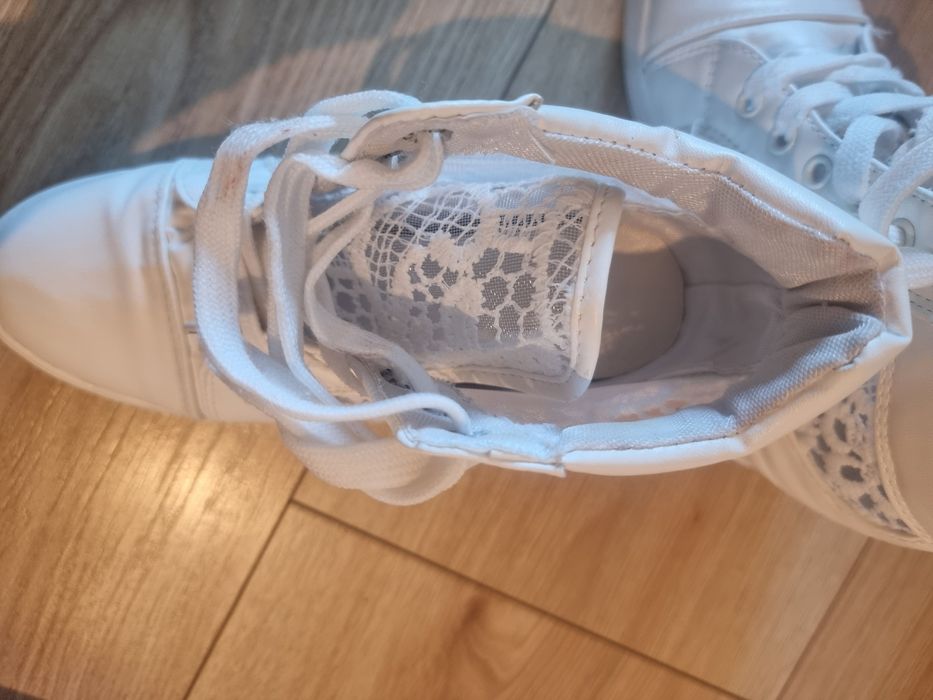 Trampki na koturnie z koronką koronkowe białe 37