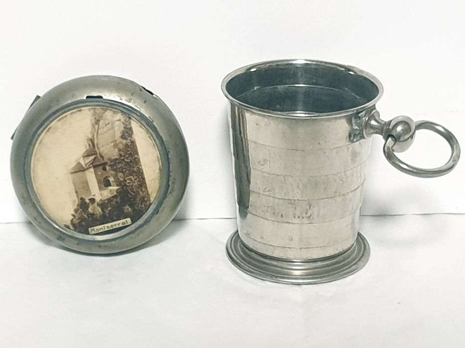 Antiga caixa de Peregrinação com copo de  Montserrat