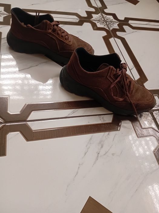 Продам  замшеві кросівки