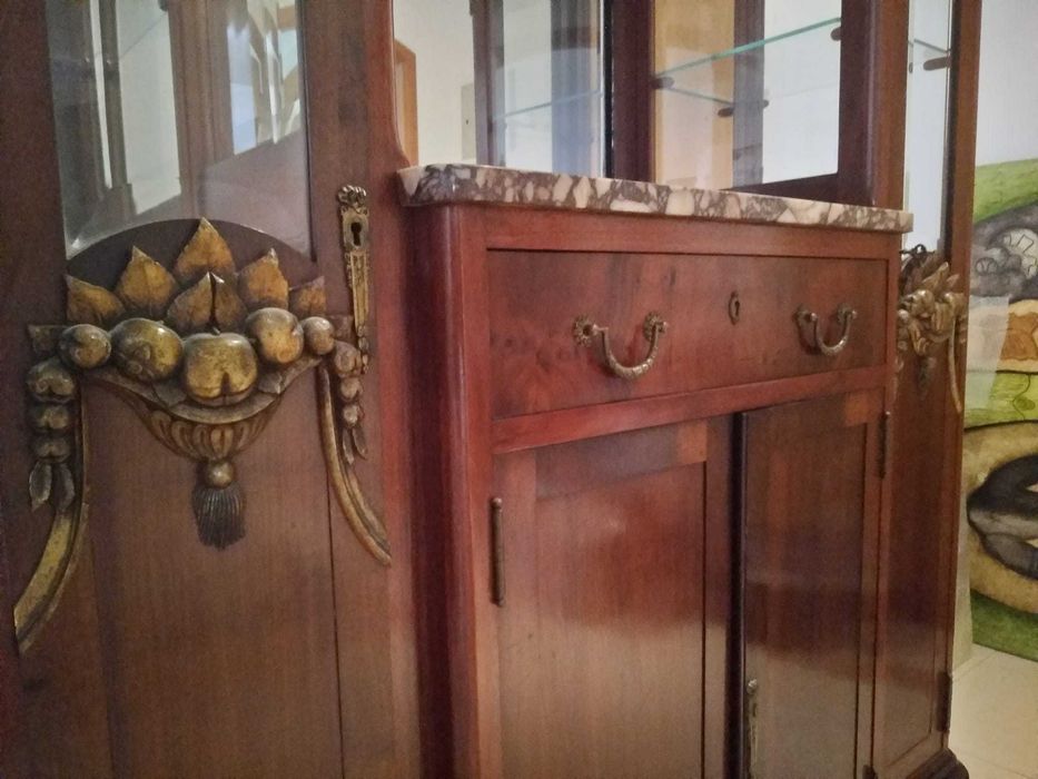 Cristaleira em madeira com tampo em mármore róseo