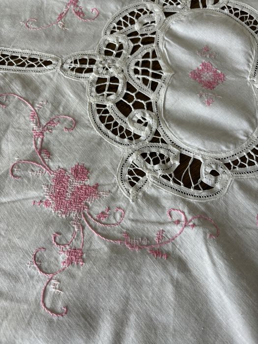 Toalha de mesa bordada a ponto cruz e renda de bruxelas