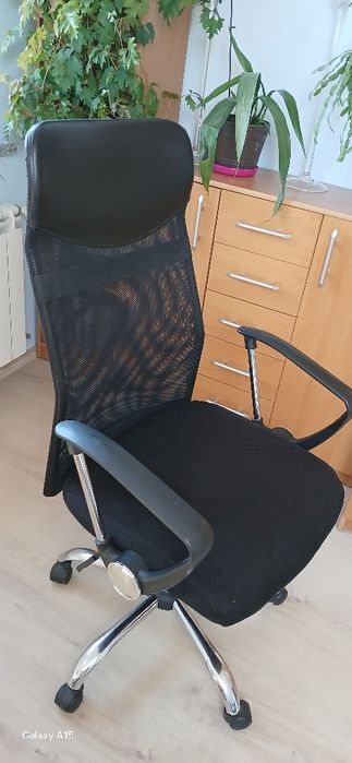 Krzesło fotel na kółkach obrotowe.b. ładne.