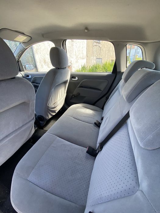 Ford fiesta 1.2 ano 2003.