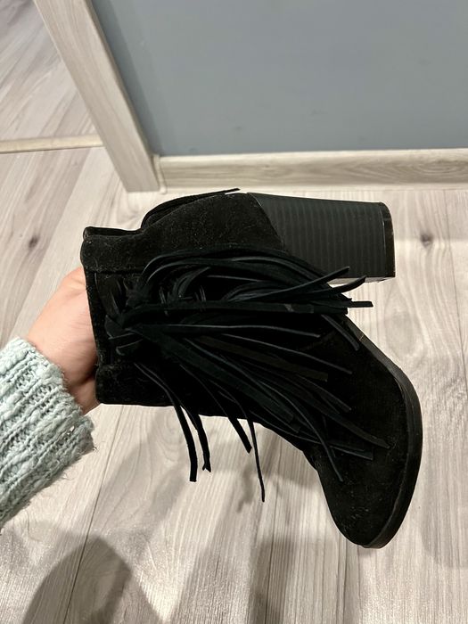 Botki zamszowe z frędzlami