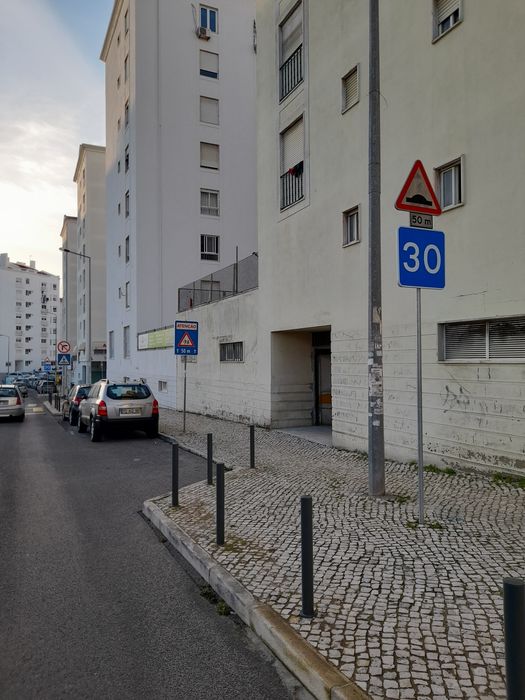 BOX Fechada 33m² Rio de Mouro, junto à PSP