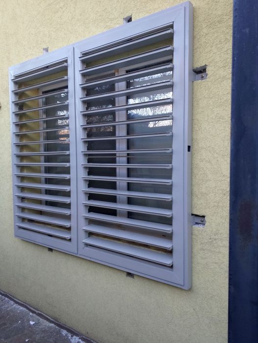 Ставні на вікна, захист від уламків та вибухової хвилі.