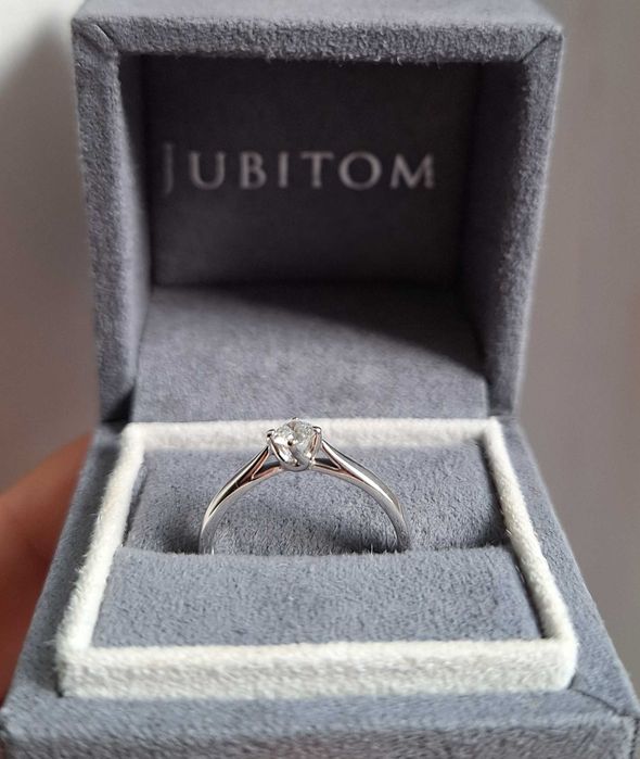 Pierścionek zaręczynowy z brylantem