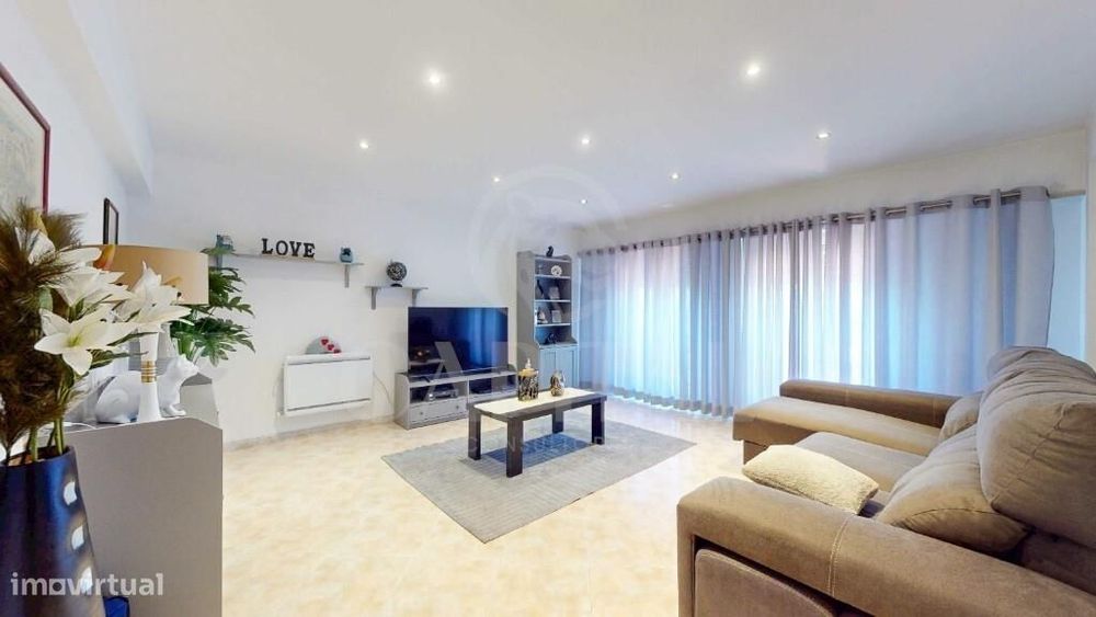 Apartamento T2 totalmente remodelado, com garagem e arrecadação, em Ca