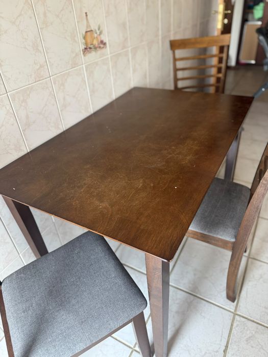 Mesa e 3 cadeiras em bom estado