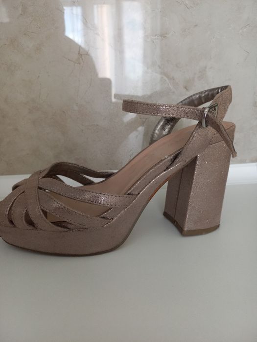 Босоніжки жіночі