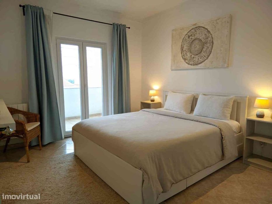 Moradia T4 de rés do chão e 1º andar com jardim, varanda e garagem