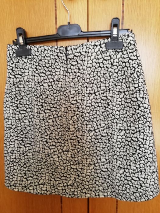 Sai curta. Tamanho S. Bolsos falsos a  emitar pele.