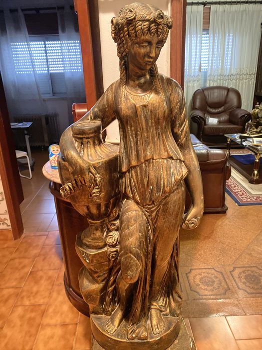 Estatua decorativa em porcelana com pintura bronze