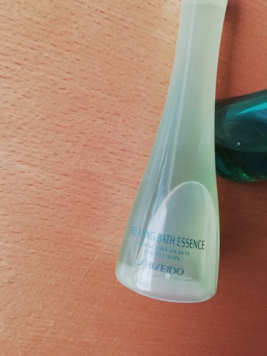 Conjunto de perfume e relaxante de banho.