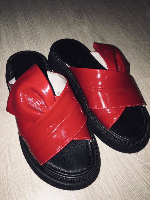 Кожаные лаковые женские шлепки на платформе. Стразы.