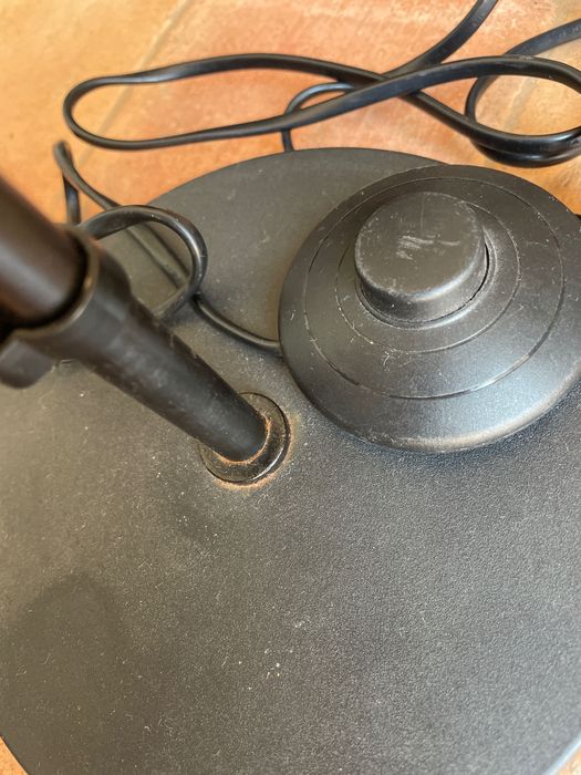 Lâmpada Ikea com lâmpada funcionando e interruptor de pé em bom estado