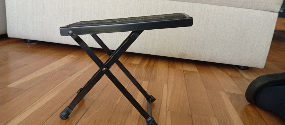 apoio de pé para guitarra da marca Hercules, modelo FS100B de 5 ângulos