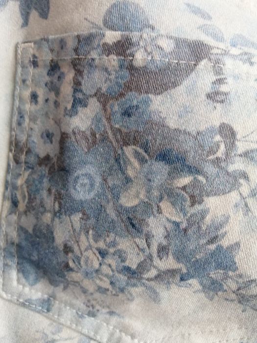Spodnie w kwiaty denim 44