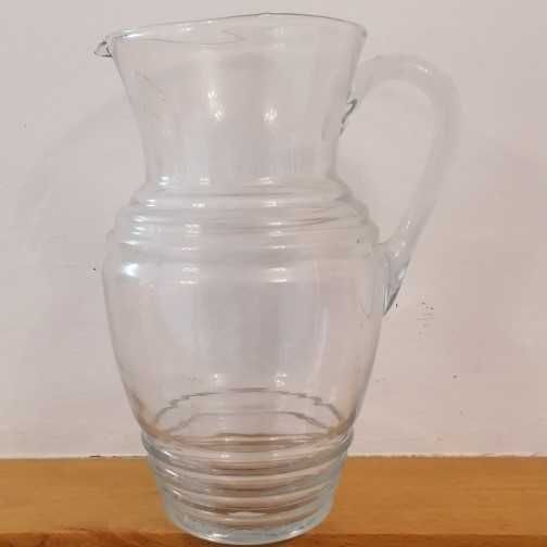 Caneca ou jarro em vidro incolor para vinho