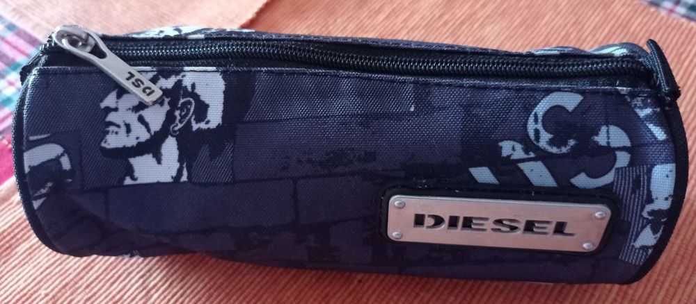 Estojo praticamente novo marca Diesel